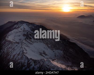 Monte Baldo avec une mer de nuage Banque D'Images