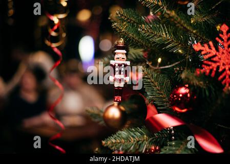 Un jouet en étain soldat est suspendu sur un arbre de Noël comme un ornement. Banque D'Images