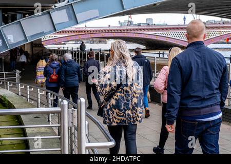 Londres Angleterre Royaume-Uni janvier 02 2022, Groupe de personnes ou de touristes marchant sous Blackfriars Railway Bridge Bankside Londres Banque D'Images