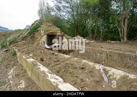 Revêtement de guerre découvert à North Weald airfield. Seconde Guerre mondiale l'archéologie. Bunker de protection entourant les avions. Mur de souffle, la protection des tunnels Banque D'Images