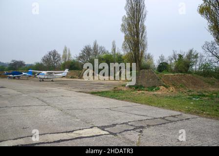 Revêtement de guerre découvert à North Weald airfield. Seconde Guerre mondiale l'archéologie. Bunker de protection entourant les avions. Mur de souffle, la protection des tunnels Banque D'Images