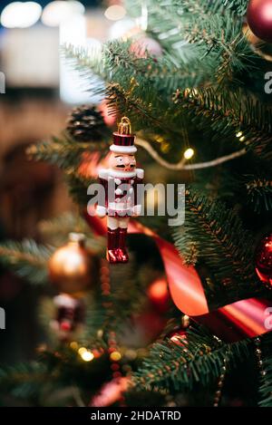 Un jouet en étain soldat est suspendu sur un arbre de Noël comme un ornement. Banque D'Images