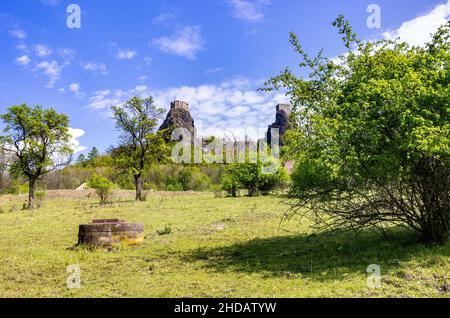 Vue sur le château de Trosky dans son environnement rural pittoresque à Rovensko pod Troskami, Bohemian Paradise (Cesky Raj), Kralovehradecky kraj, République tchèque. Banque D'Images