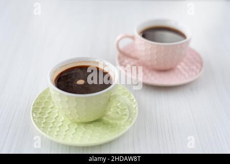 Deux tasses de café noir Banque D'Images