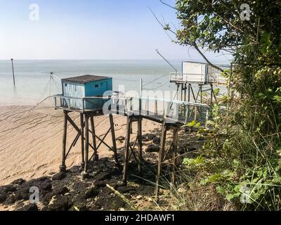 Chalet et filet de pêche traditionnels - Carrelet - à Talmont sur Gironde, France Banque D'Images