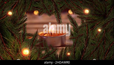Image de la décoration de noël avec des lumières de fées et des branches de sapin sur des bougies Banque D'Images