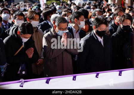 Tokyo, Japon.5th janvier 2022.Les travailleurs japonais prient pour une nouvelle année de fortune et de succès dans les affaires au sanctuaire Kanda Myojin.De nombreuses entreprises envoient des travailleurs visiter le sanctuaire pour prier pour la bonne fortune en affaires les 4 et 5 janvier, les premiers jours de travail de l'année.(Image de crédit: © Rodrigo Reyes Marin/ZUMA Press Wire) Banque D'Images