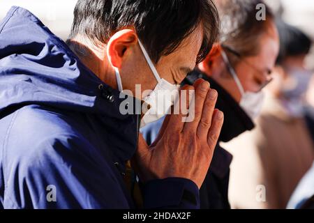 Tokyo, Japon.5th janvier 2022.Les travailleurs japonais prient pour une nouvelle année de fortune et de succès dans les affaires au sanctuaire Kanda Myojin.De nombreuses entreprises envoient des travailleurs visiter le sanctuaire pour prier pour la bonne fortune en affaires les 4 et 5 janvier, les premiers jours de travail de l'année.(Image de crédit: © Rodrigo Reyes Marin/ZUMA Press Wire) Banque D'Images