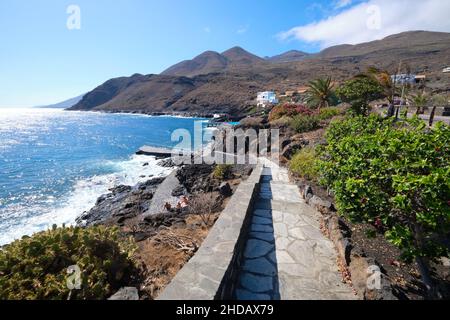 Une vue panoramique sur la magnifique côte et la promenade près de la Caleta sur El Hierro, îles Canaries, Espagne.Loisirs et baignade sur la côte volcanique. Banque D'Images