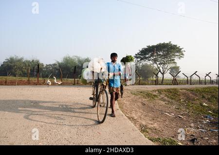 Tehatta, Nabin Nagar, Inde.4th janvier 2022.La vie des villageois est à côté de la frontière entre l'Inde et le Bangladesh dans l'après-midi à Nabin Nagar, Bengale occidental; Inde le 04/01/2022.Le coronavirus a propagé ses tentacules dans des villages à travers l'Inde, en déployant l'un des problèmes les plus redoutés de l'Inde pour s'attaquer à la pandémie avec une infrastructure sanitaire fragile et un manque d'information dans les régions rurales du pays.(Credit image: © Soumyabrata Roy/Pacific Press via ZUMA Press Wire) Banque D'Images