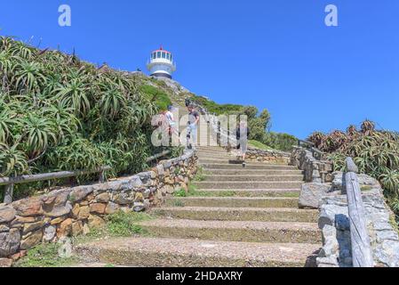 CAPE POINT, AFRIQUE DU SUD - DEC 23, 2021: Marches menant à l'ancien phare de Cape point dans le parc national de Table Mountain.Les personnes sont visibles Banque D'Images