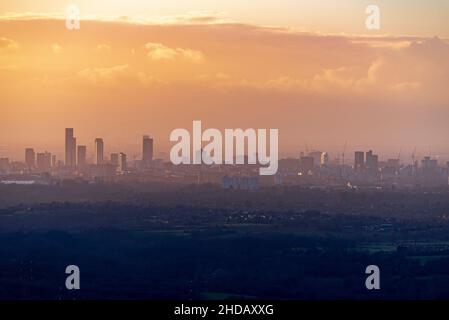 Vue sur le centre-ville de Manchester depuis Hartshead Pike une colline à Tameside dans le Grand Manchester. Banque D'Images