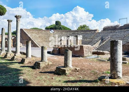 Suggestif aperçu de l'époque romaine avec des ruines bien conservées de théâtre romain avec des colonnes et des décorations avec des marches de marbre et des bâtiments avec classe Banque D'Images