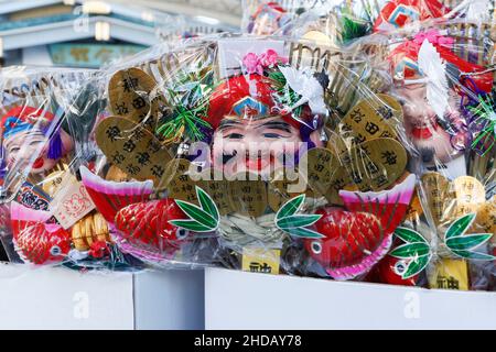 Tokyo, Japon.5th janvier 2022.Des charmes chanceux sont en vente au sanctuaire Kanda Myojin.De nombreuses entreprises envoient des travailleurs visiter le sanctuaire pour prier pour la bonne fortune en affaires les 4 et 5 janvier, les premiers jours de travail de l'année.(Image de crédit: © Rodrigo Reyes Marin/ZUMA Press Wire) Banque D'Images