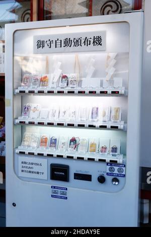 Tokyo, Japon.5th janvier 2022.Un distributeur automatique vend des charmes chanceux aux visiteurs du sanctuaire Kanda Myojin.De nombreuses entreprises envoient des travailleurs visiter le sanctuaire pour prier pour la bonne fortune en affaires les 4 et 5 janvier, les premiers jours de travail de l'année.(Image de crédit: © Rodrigo Reyes Marin/ZUMA Press Wire) Banque D'Images
