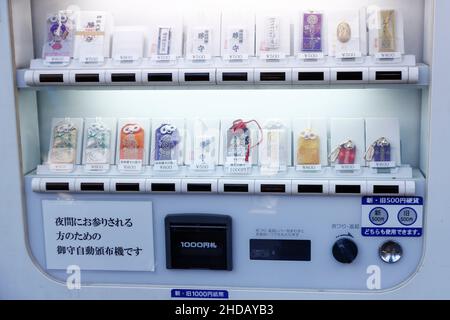 Tokyo, Japon.5th janvier 2022.Un distributeur automatique vend des charmes chanceux aux visiteurs du sanctuaire Kanda Myojin.De nombreuses entreprises envoient des travailleurs visiter le sanctuaire pour prier pour la bonne fortune en affaires les 4 et 5 janvier, les premiers jours de travail de l'année.(Image de crédit: © Rodrigo Reyes Marin/ZUMA Press Wire) Banque D'Images