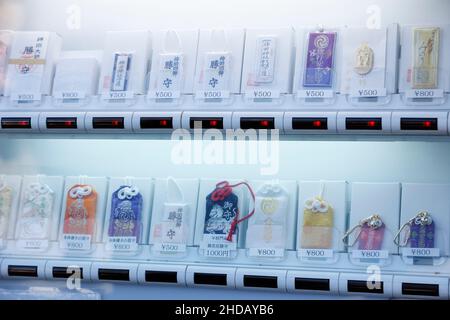Tokyo, Japon.5th janvier 2022.Un distributeur automatique vend des charmes chanceux aux visiteurs du sanctuaire Kanda Myojin.De nombreuses entreprises envoient des travailleurs visiter le sanctuaire pour prier pour la bonne fortune en affaires les 4 et 5 janvier, les premiers jours de travail de l'année.(Image de crédit: © Rodrigo Reyes Marin/ZUMA Press Wire) Banque D'Images