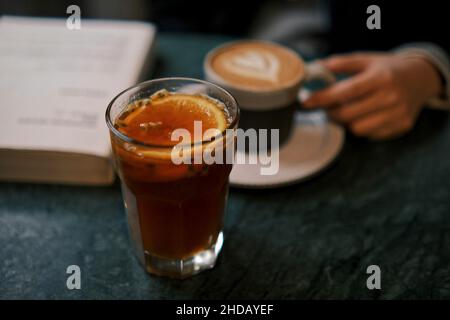 Un verre de thé glacé et un latte sur une table en bois Banque D'Images