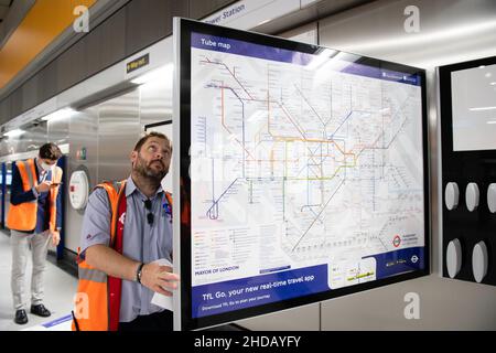 Le personnel du métro de Londres installe de nouvelles cartes ferroviaires et de tubes à la station électrique de Battersea, en prévision de son ouverture le lundi 20th septembre 2021 Banque D'Images