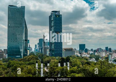 Vue panoramique sur la ligne d'horizon du centre-ville de Mexico vue depuis le château de Chapultepec par une journée sombre Banque D'Images