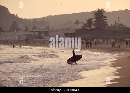 26 décembre 2021 ITA - garçon ou homme pratiquant le surf Stand up paddle sport en hiver sur la plage de Poetto à Cagliari - Sardaigne Banque D'Images