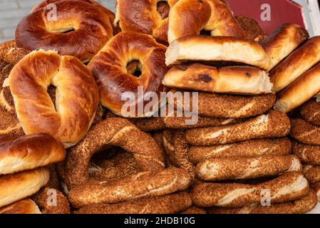 Pains traditionnels turcs Simit et Sticky à vendre par un vendeur de rue, populaire de la nourriture de rue à Istanbul, Turquie. Banque D'Images