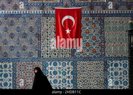 Istanbul, Turquie.Octobre 12th 2021 magnifique carrelage de la ville islamique d'Iznik à l'intérieur de la mosquée du Sultan Eyup, à l'extérieur des murs de la ville près de l'H d'or Banque D'Images