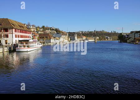 La zone de navigation (Schifflände) par la rivière Rhein à Schaffhausen.Canton de Schaffhausen, Suisse. Banque D'Images