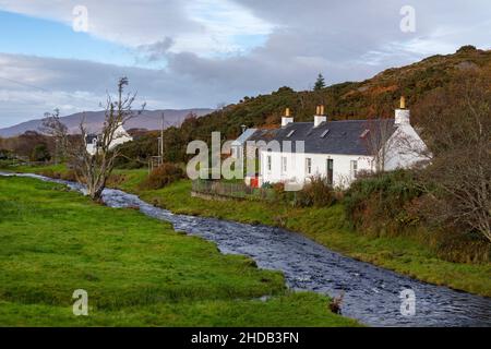 Le village de Duirinish à Lochalsh près de Plockton dans les Highlands écossais.La rivière de l'Alt Dhuirinish traverse le village. Banque D'Images