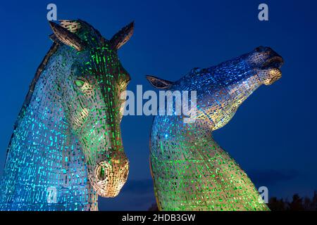 The Kelpies - Falkirk - Écosse.Deux sculptures à tête de cheval de 30 mètres de haut (98 pi) représentant des laques (eaux-de-vie changeantes).Ils se tiennent à côté de Banque D'Images