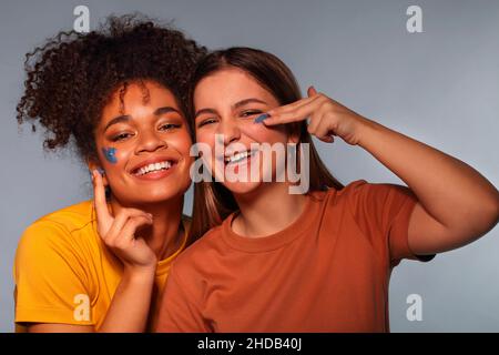 Journée au spa.Deux heureux multi-ethnique teen copines ayant le plaisir tout en appliquant le masque de visage, multi-racial femmes meilleurs amis appréciant la routine de beauté, la recherche Banque D'Images