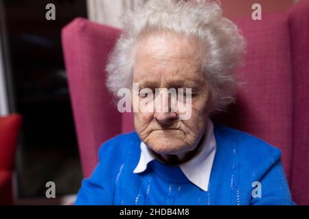 Couple âgé dans les années quatre-vingt assis ensemble dans leur maison de soins en résidence, Angleterre, Royaume-Uni Banque D'Images