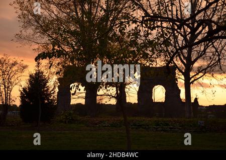 Photos prises au coucher du soleil lors d'une promenade dans le magnifique parc des aqueducs de Rome, avec les ruines majestueuses des anciens aqueducs romains et des arbres Banque D'Images