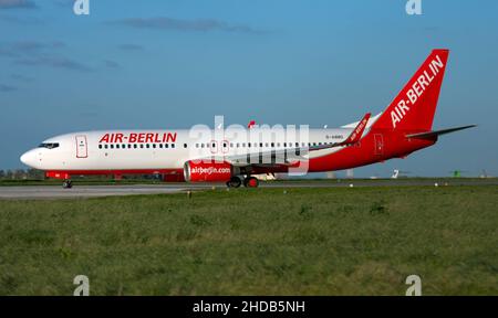 Air Berlin Boeing 737-86J (Reg. : d-ABBD) qui se tourne pour aligner la piste 05 pour le décollage. Banque D'Images