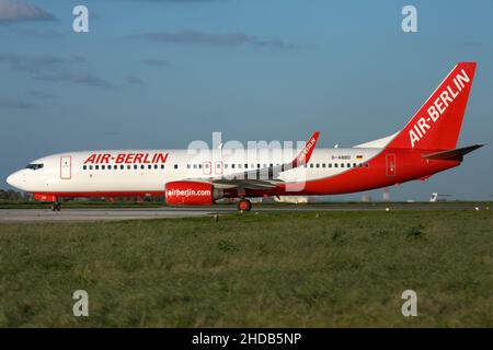 Air Berlin Boeing 737-86J (Reg. : d-ABBD) qui se tourne pour aligner la piste 05 pour le décollage. Banque D'Images