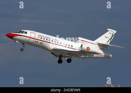 Spanish Air Force Dassault Falcon 900B (Reg.: T18-1) après le levage de la piste 31. Banque D'Images