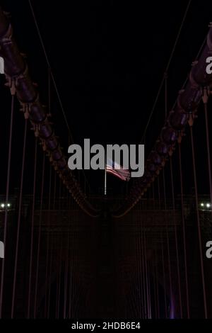 Le pont de Brooklyn est fier de voler son drapeau. Banque D'Images