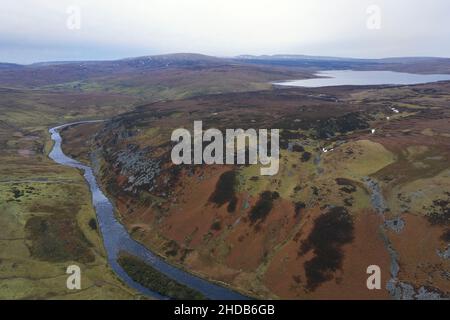 Les Tees de rivière qui coulent sous Widdybank tomba avec Cow Green Reservoir et les collines de Meldon, Great Dun Fell, Little Dun Fell et Cross Fell, Royaume-Uni Banque D'Images