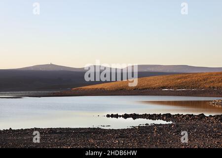 Lumière du soir sur Great Dun Fell, Little Dun Fell and Cross Fell vu à travers Cow Green Reservoir, Upper Teesdale, comté de Durham, Royaume-Uni Banque D'Images