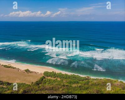 Haut de page vue aérienne de beauté Bali beach. Paradise beach vide, bleu de la mer des vagues dans l'île de Bali, Indonésie. Suluban Nyang Nyang et place Banque D'Images