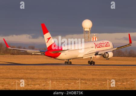 Austrian Airlines Boeing 767 débarquant à l'aéroport de Vienne en Autriche en provenance de Chicago Banque D'Images