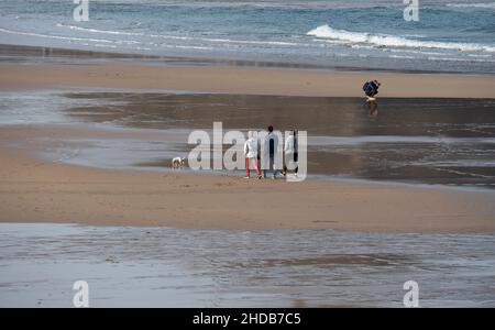 Groupe d'amis la marche sur la plage Banque D'Images