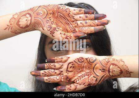 Inde juillet 24 2021 belle jeune fille indienne adolescente montrant des œuvres d'art de Henna Mehndi Henna colorant est appliqué sur la main de fille pendant le festival indien Banque D'Images