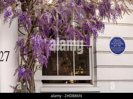 Plaque bleue du patrimoine anglais pour Joseph Aloysius Hansom (1803-1882), inventeur de la cabine Hansom; érigée en 1980 au 27, place Sumner, Chelsea, Londres Banque D'Images