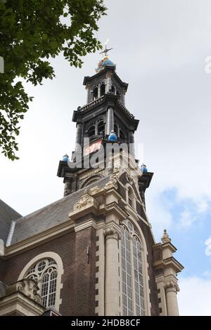 Vue latérale du mur en regardant vers le haut la tour Langer Jan ou (Tall John) de l'église de l'Ouest (Westerkerk) à Amsterdam, pays-Bas. Banque D'Images