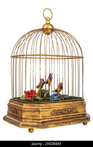 Cage à oiseaux d'or vintage avec de faux petits oiseaux isolés sur un fond blanc Banque D'Images