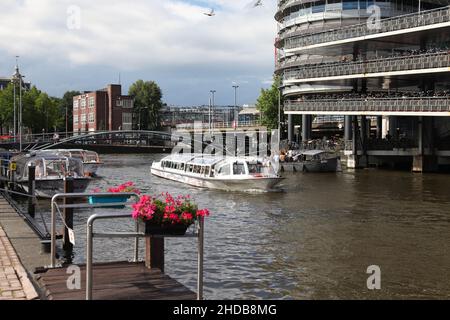 Canal Boat et Landings en face de l'Office Block de Regardz ou 'Silver Tower' dans le centre d'Amsterdam. Banque D'Images