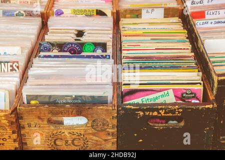 DEN Bosch, PAYS-BAS - 14 MAI 2017 : boîtes en bois avec platine vinyle disques sur un marché aux puces des années cinquante à soixante-dix à Den Bosch Banque D'Images