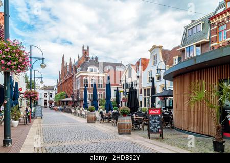 ARNHEM, PAYS-BAS - 19 SEPTEMBRE 2016 : vue d'été sur le centre-ville avec boutiques, bars et restaurants à Arnhem, pays-Bas Banque D'Images