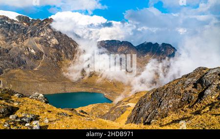 Lac à la chaîne de montagnes Huaytapallana à Huancayo, Pérou Banque D'Images